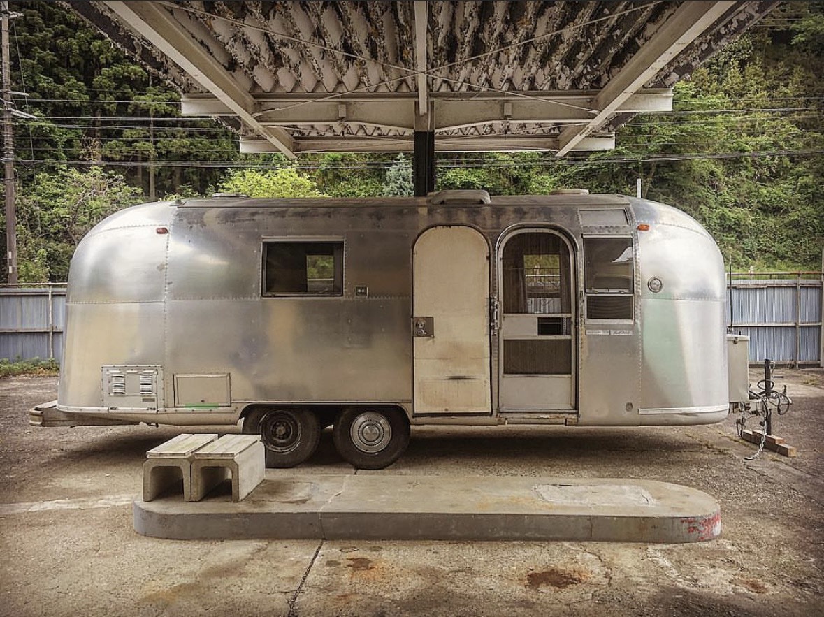 グットクレンタカー 仮設店舗（銀色のキャンピングトレーラー）