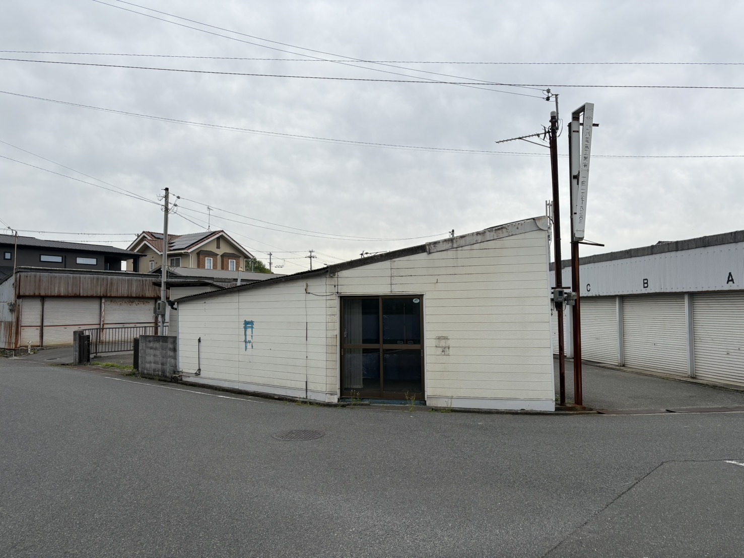 グットクレンタカー 姫路店 外観（白い平屋建ての建物）